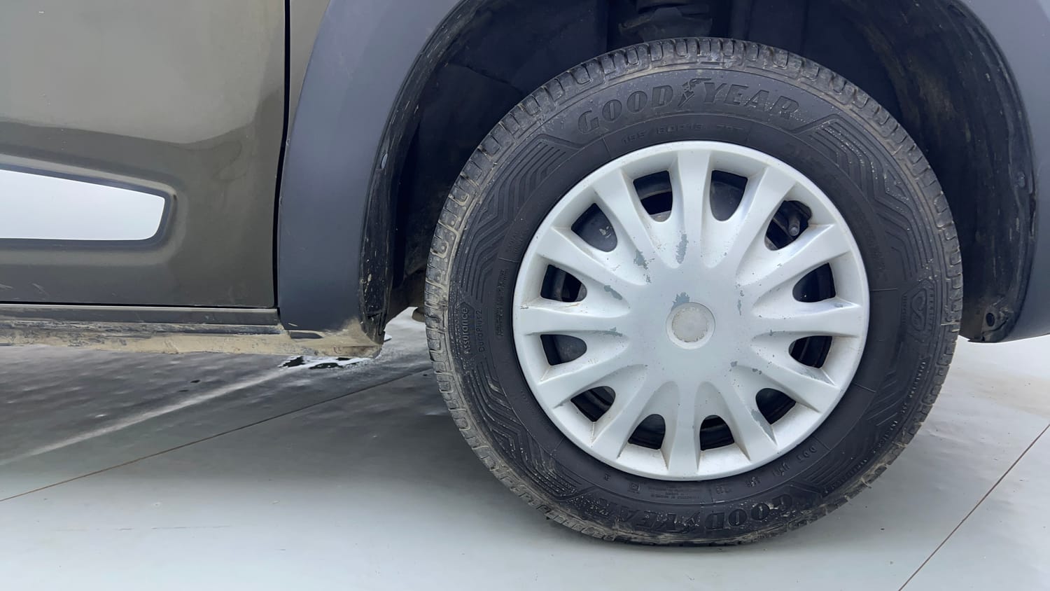 Used 2018 Renault Kwid 1.0 RXT Petrol Manual tyres RIGHT FRONT TYRE RIM VIEW