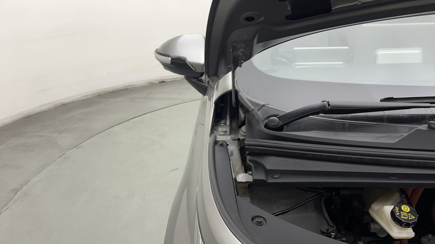 Used 2025 MG Motors Windsor EV Essence Pro Electric Automatic engine ENGINE RIGHT SIDE HINGE & APRON VIEW