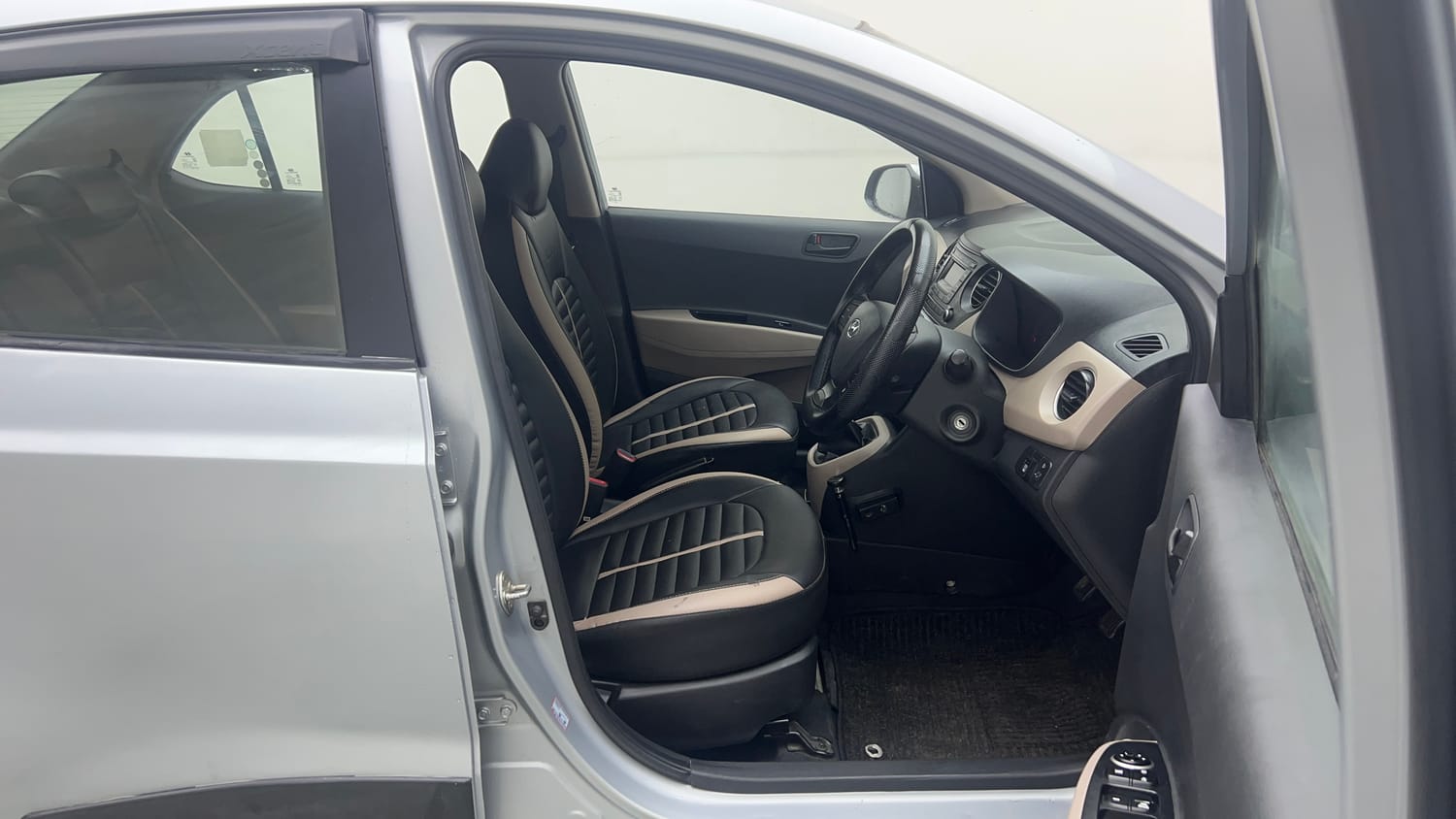 Used 2020 Hyundai Xcent S Petrol+cng(outside fitted) Cng Manual interior RIGHT SIDE FRONT DOOR CABIN VIEW