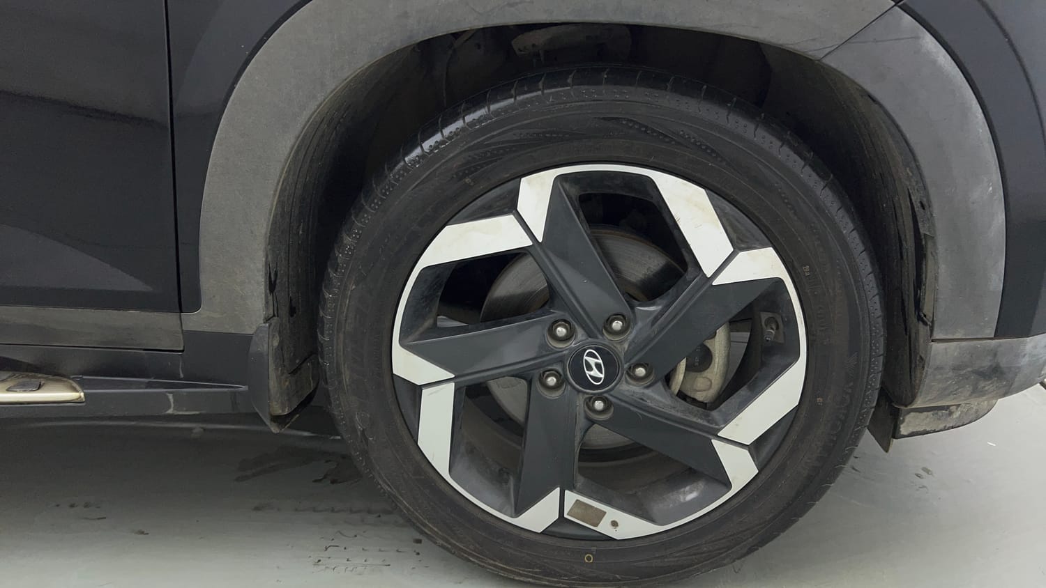 Used 2022 Hyundai Alcazar Signature (O) 7 Seater 1.5 Diesel AT Diesel Automatic tyres RIGHT FRONT TYRE RIM VIEW
