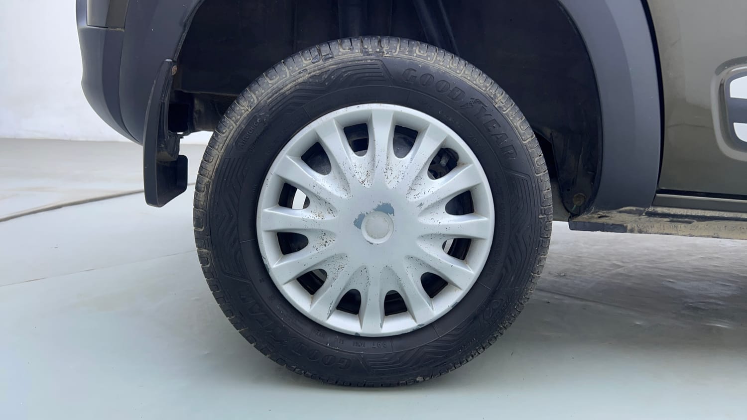 Used 2018 Renault Kwid 1.0 RXT Petrol Manual tyres RIGHT REAR TYRE RIM VIEW
