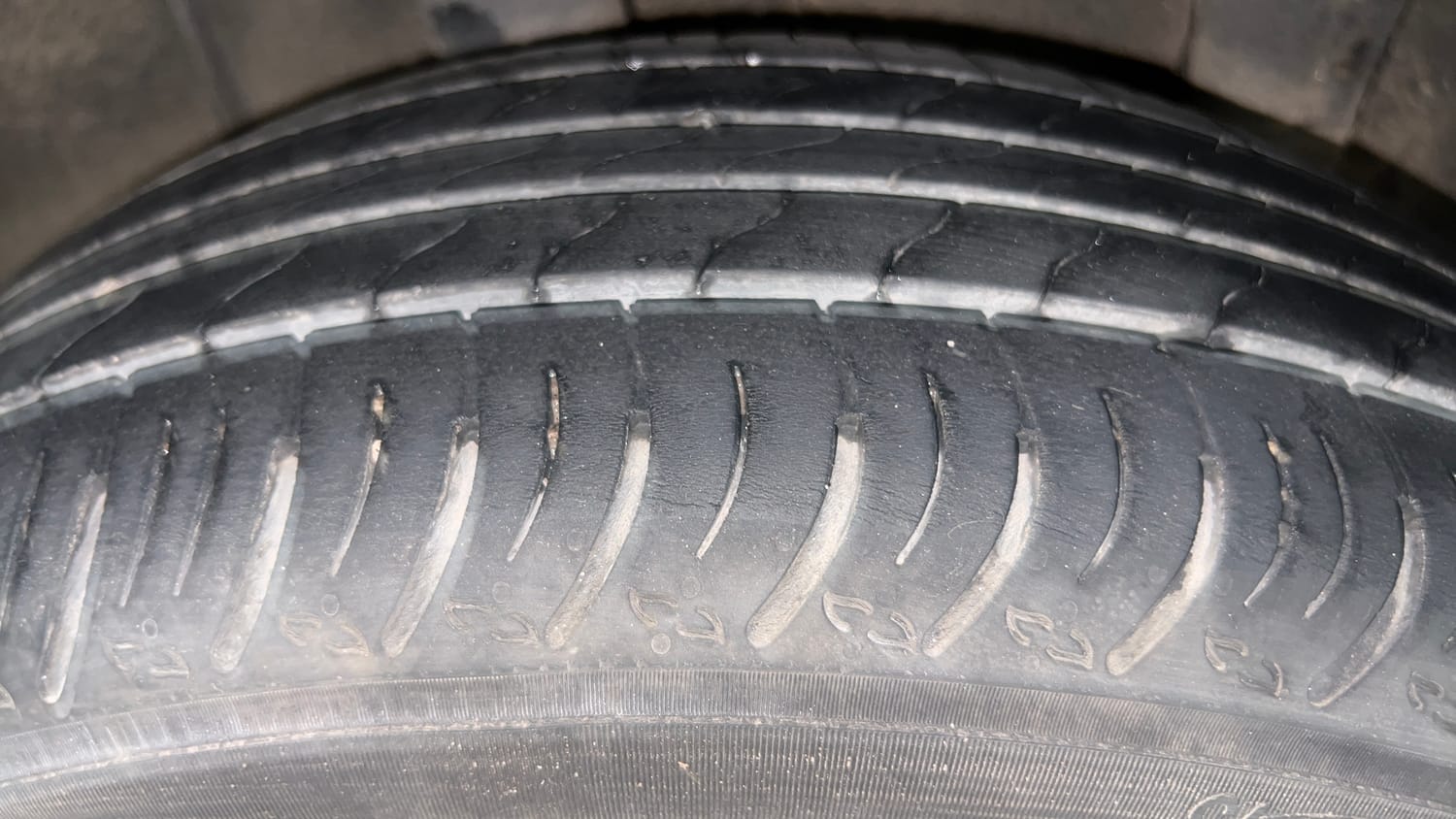 Used 2022 Renault Kiger RXZ 1.0 Turbo MT Petrol Manual tyres RIGHT REAR TYRE TREAD VIEW