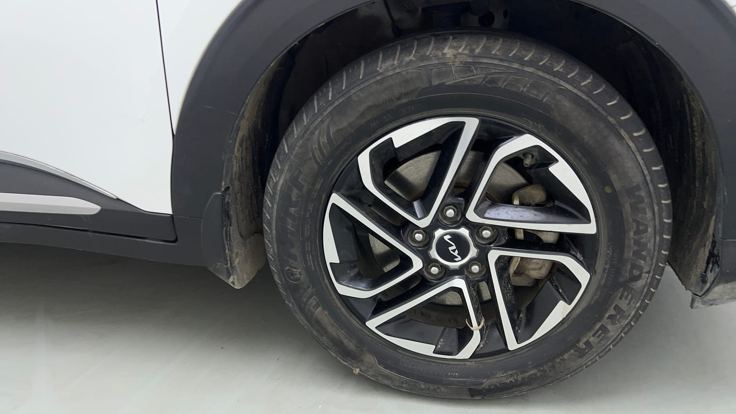 Used 2022 Kia Carens Luxury Plus 1.4 Petrol DCT 7 STR Petrol Automatic tyres RIGHT FRONT TYRE RIM VIEW