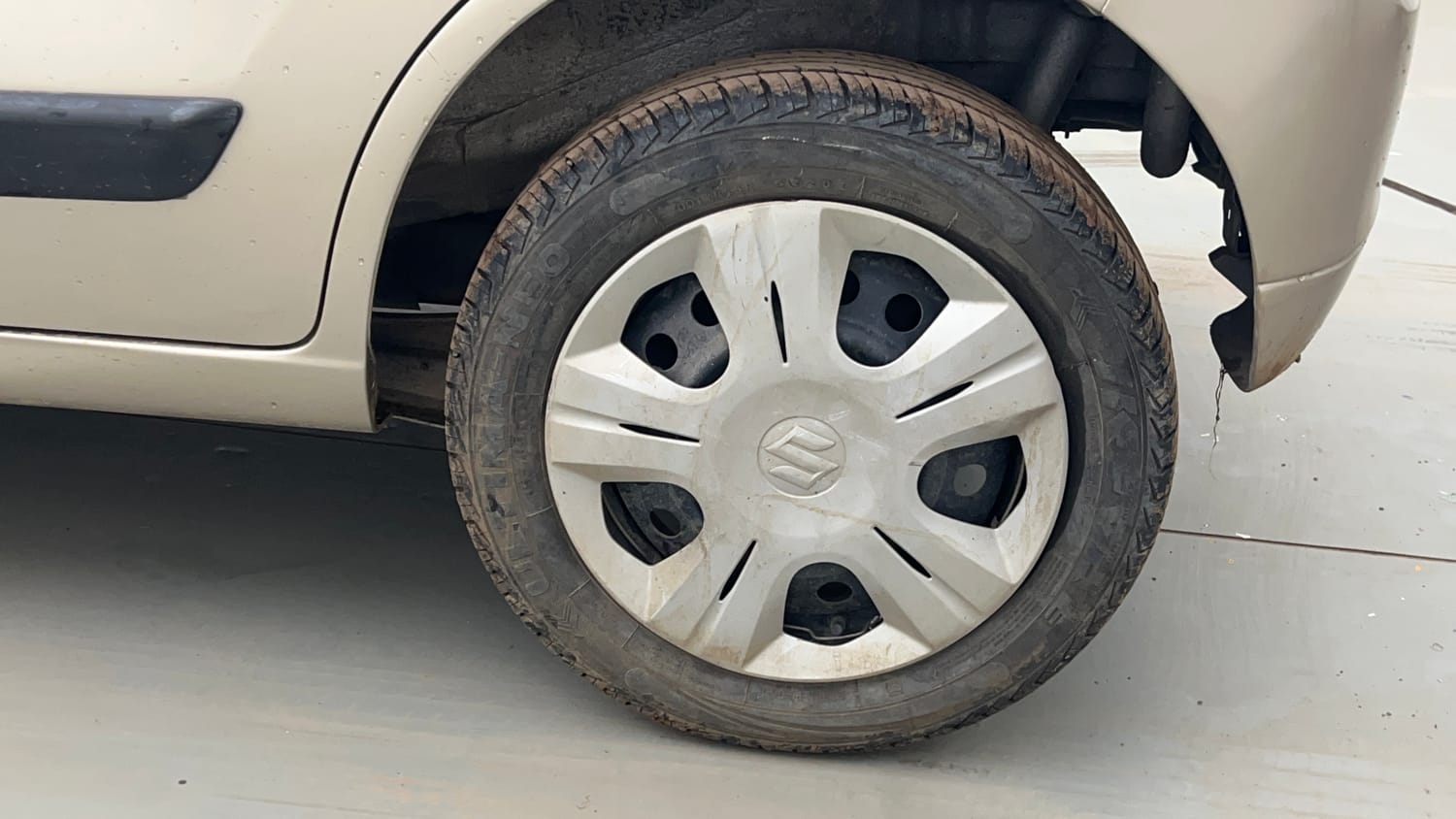 Used 2013 Maruti Suzuki Wagon R VXI Petrol Manual tyres LEFT REAR TYRE RIM VIEW