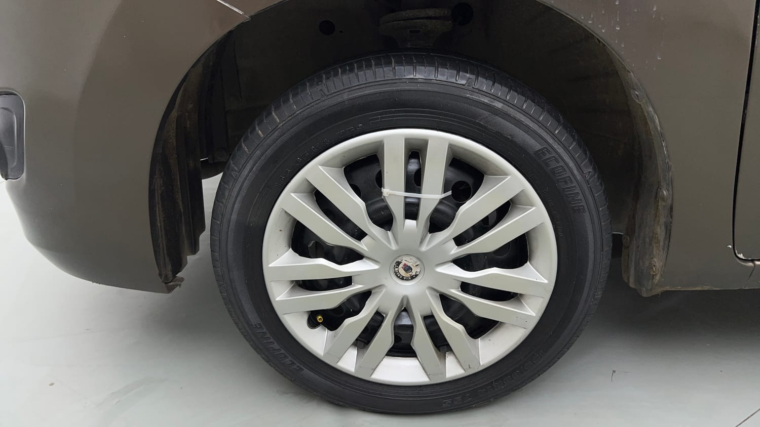Used 2013 Maruti Suzuki Wagon R VXI Petrol Manual tyres LEFT FRONT TYRE RIM VIEW