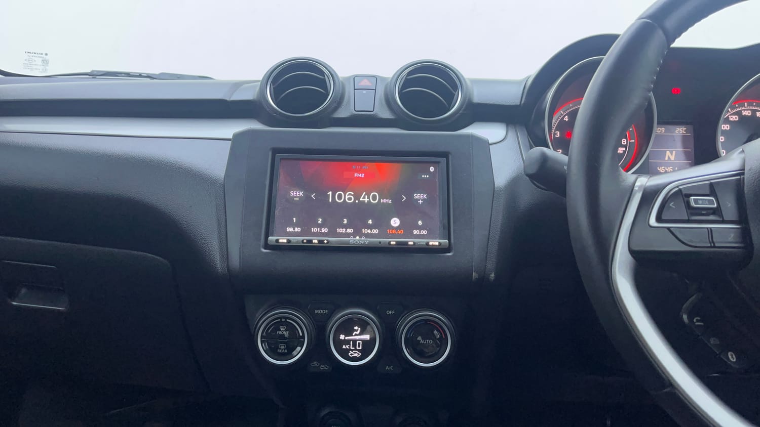 Used 2020 Maruti Suzuki Swift ZXi AMT Petrol Automatic interior MUSIC SYSTEM & AC CONTROL VIEW