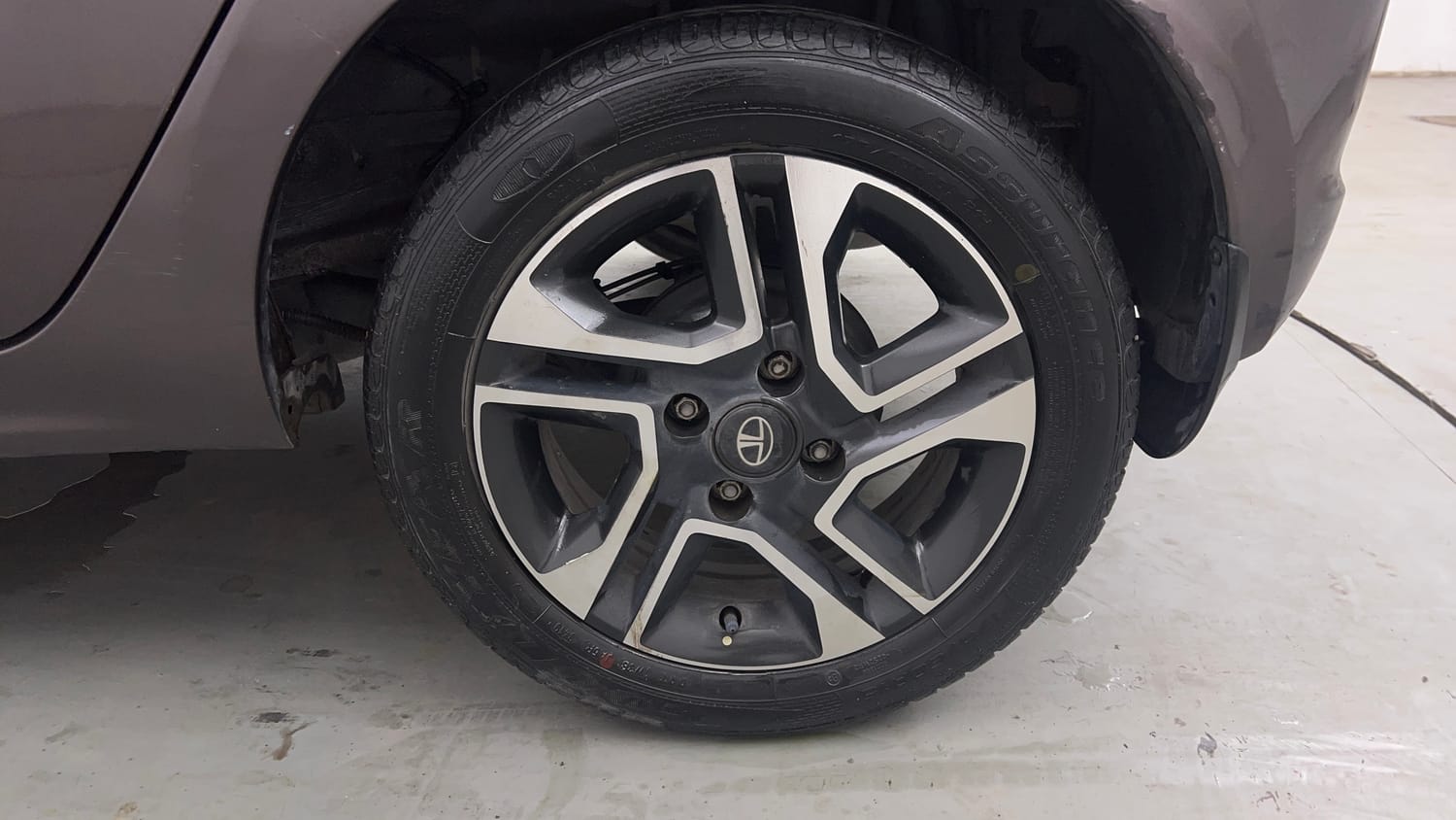 Used 2019 Tata Tiago Revotron XZ Plus Petrol Manual tyres LEFT REAR TYRE RIM VIEW