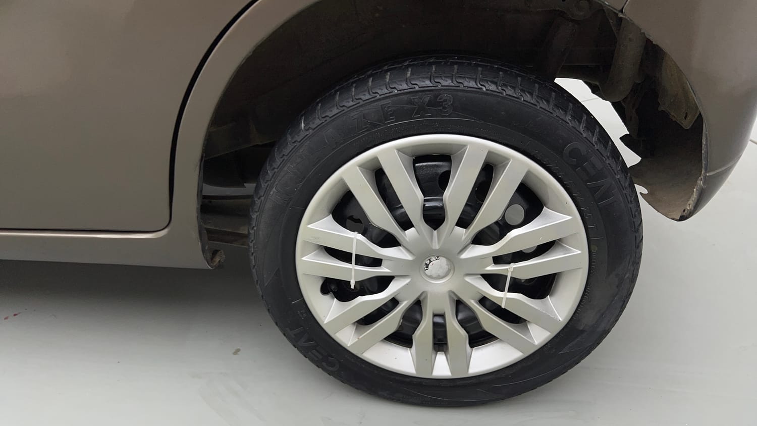 Used 2013 Maruti Suzuki Wagon R VXI Petrol Manual tyres LEFT REAR TYRE RIM VIEW