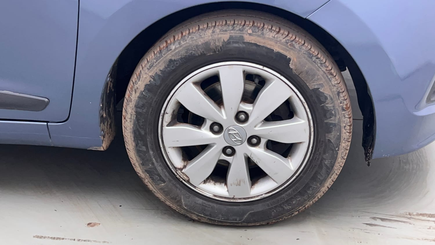 Used 2016 Hyundai Xcent SX 1.2 Petrol Manual tyres RIGHT FRONT TYRE RIM VIEW