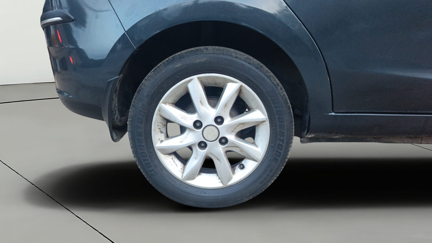 Used 2018 Tata Zest XTA Diesel Diesel Automatic tyres RIGHT REAR TYRE RIM VIEW