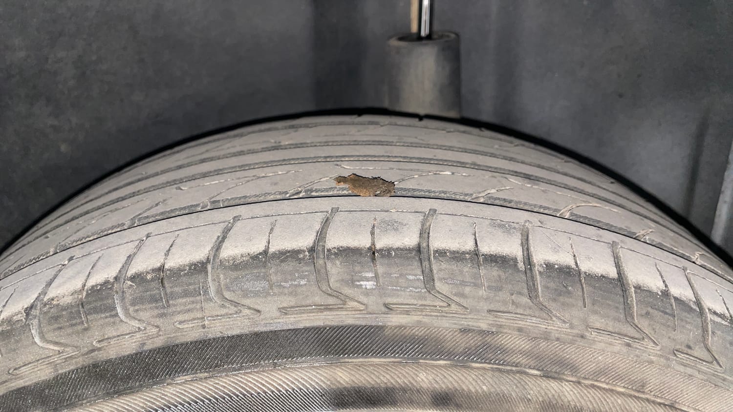 Used 2015 Volkswagen Polo Comfortline 1.2L (P) Petrol Manual tyres LEFT REAR TYRE TREAD VIEW