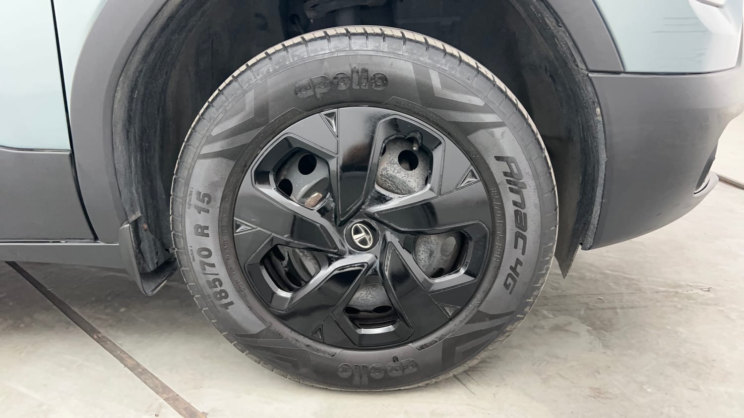 Used 2023 Tata Punch Adventure Rhythm Pack MT Petrol Manual tyres RIGHT FRONT TYRE RIM VIEW