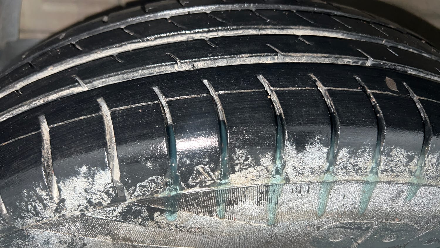 Used 2013 Maruti Suzuki Swift VXi Petrol Manual tyres LEFT FRONT TYRE TREAD VIEW