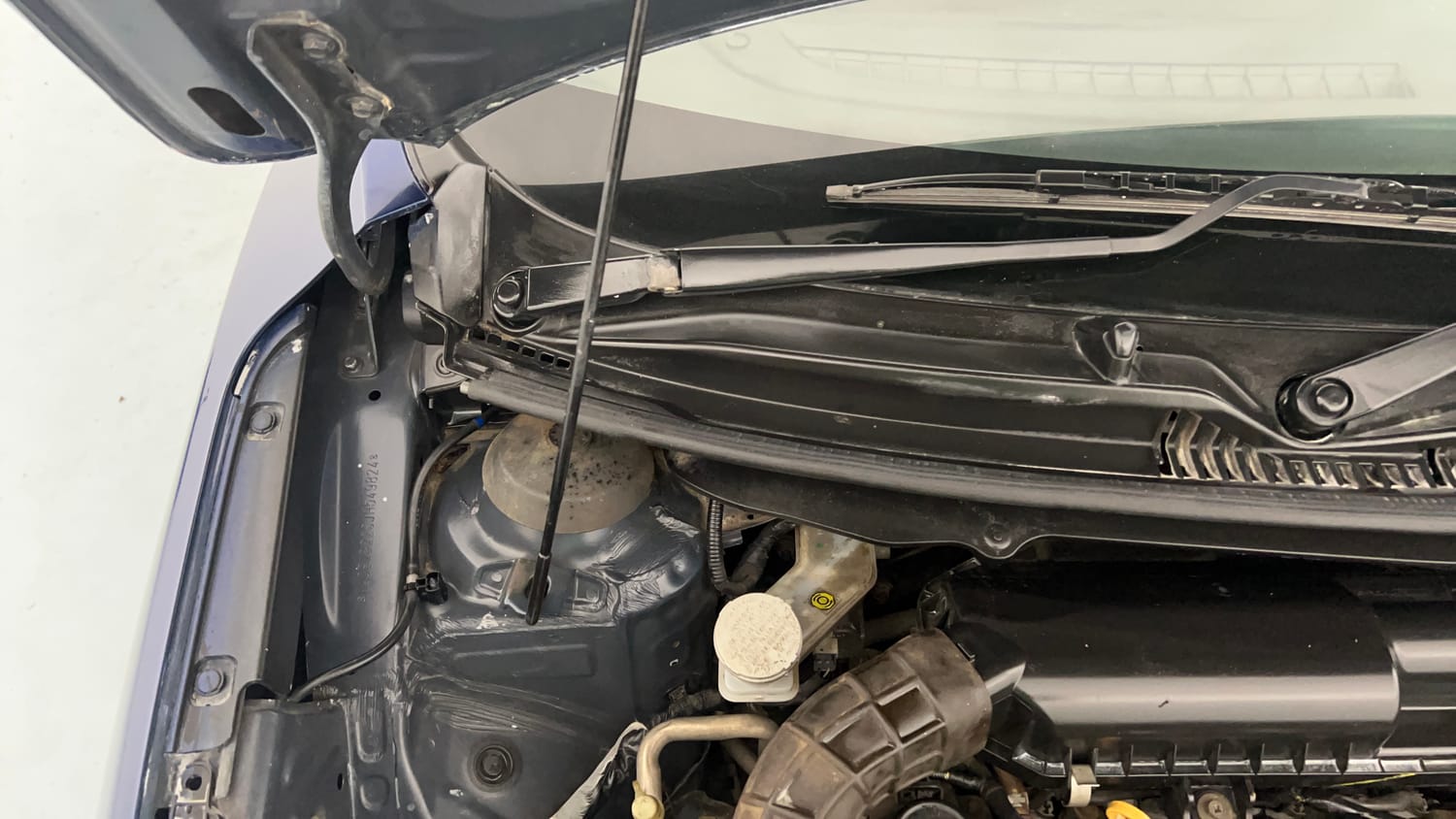 Used 2018 Maruti Suzuki Baleno Zeta 1.2 AT Petrol Automatic engine ENGINE LEFT SIDE HINGE & APRON VIEW