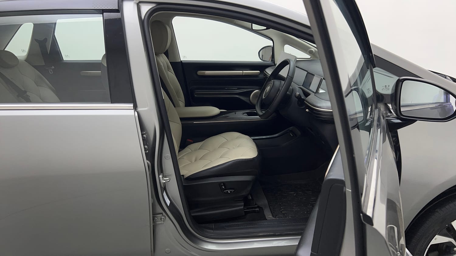 Used 2025 MG Motors Windsor EV Essence Pro Electric Automatic interior RIGHT SIDE FRONT DOOR CABIN VIEW