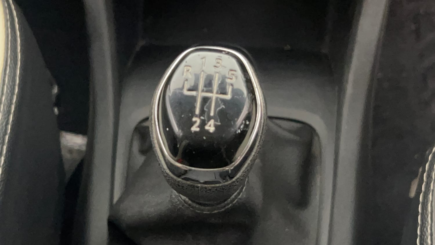 Used 2022 Renault Triber RXZ Dual Tone Petrol Manual interior GEAR  KNOB VIEW