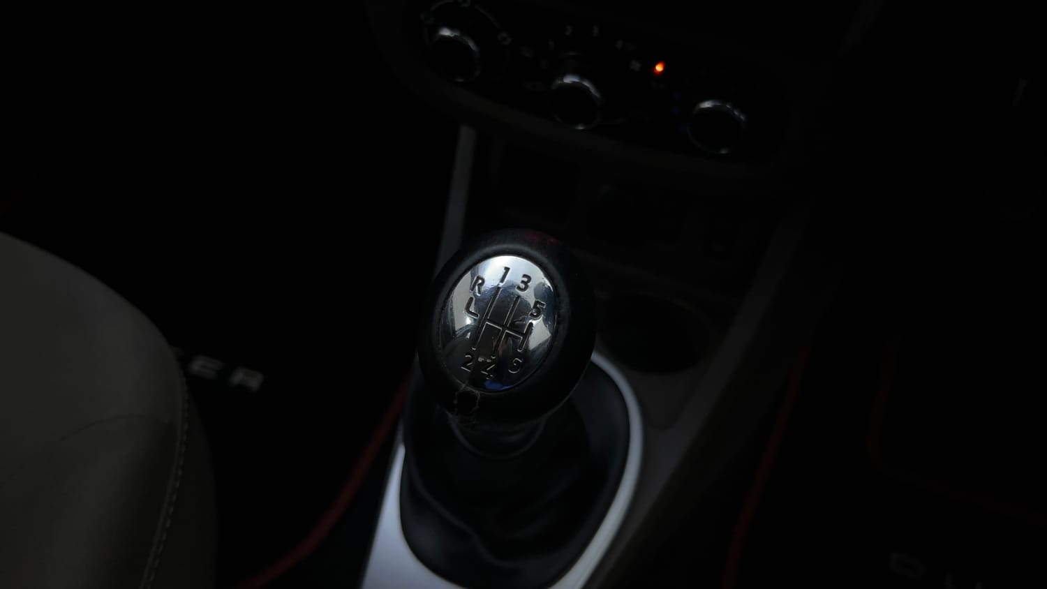 Used 2016 Renault Duster 110 PS RXL 4X2 MT Diesel Manual interior GEAR  KNOB VIEW