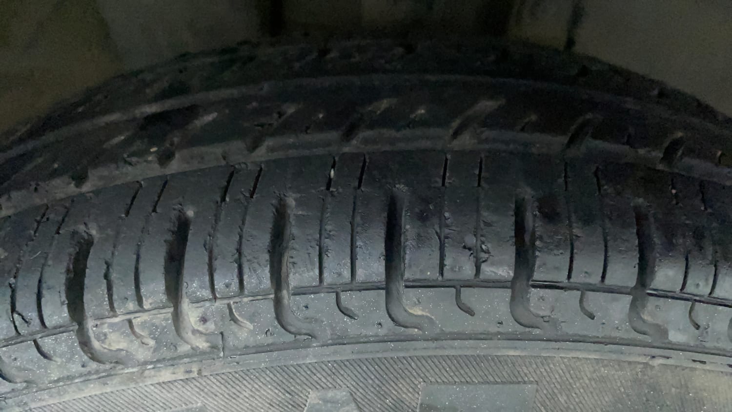 Used 2018 Renault Kwid 1.0 RXT AMT Opt Petrol Automatic tyres RIGHT FRONT TYRE TREAD VIEW