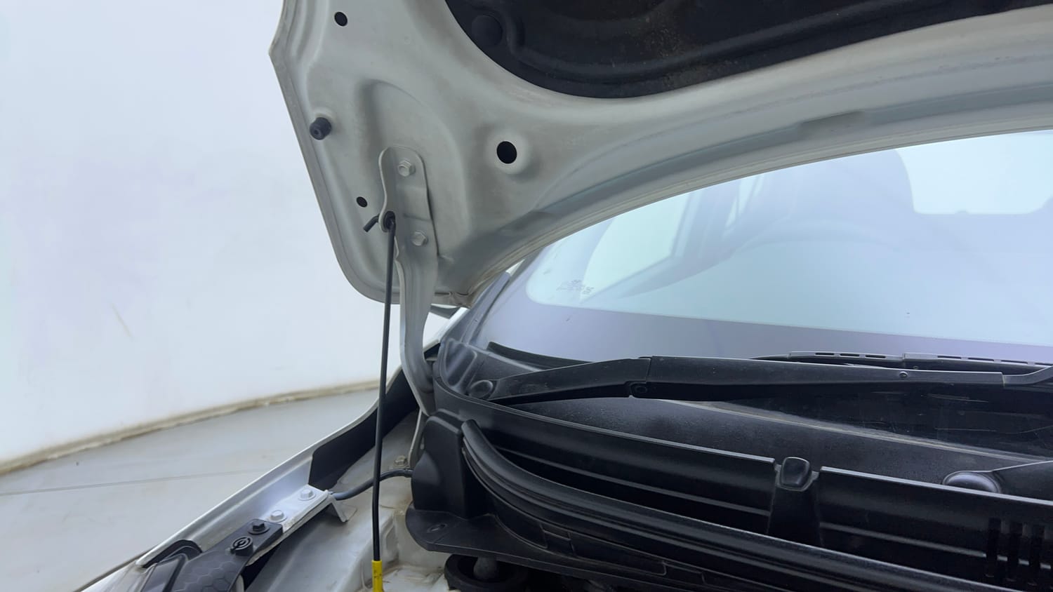 Used 2022 Hyundai Grand i10 Nios Sportz U2 1.2 CRDi Diesel Manual engine ENGINE RIGHT SIDE HINGE & APRON VIEW