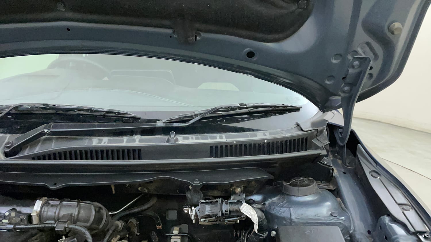 Used 2024 Toyota Glanza V AMT Petrol Automatic engine ENGINE LEFT SIDE HINGE & APRON VIEW