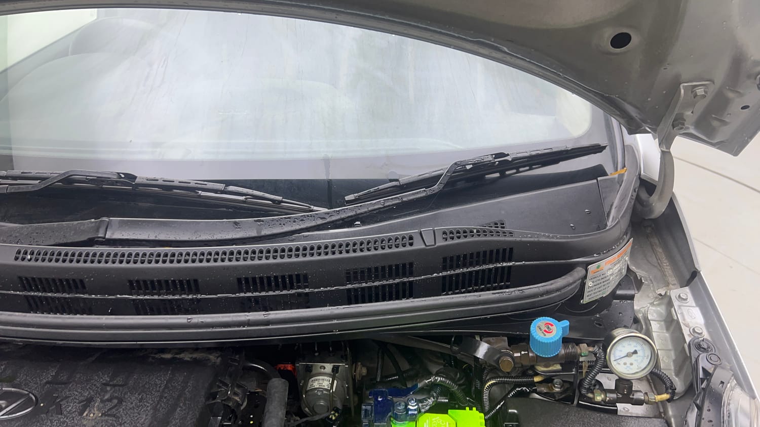 Used 2020 Hyundai Xcent S Petrol+cng(outside fitted) Cng Manual engine ENGINE LEFT SIDE HINGE & APRON VIEW