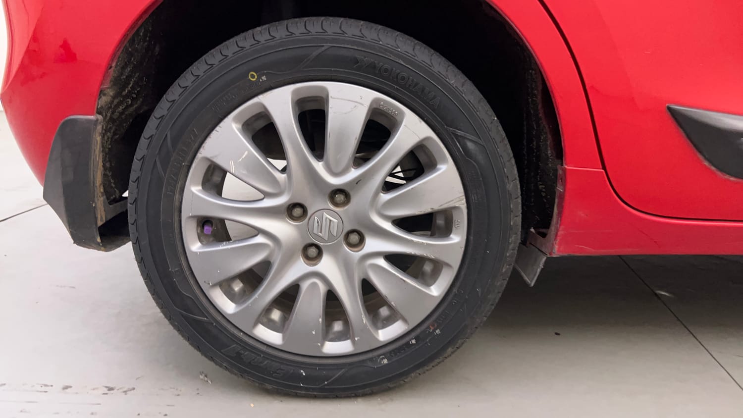 Used 2016 Maruti Suzuki Baleno Zeta 1.2 AT Petrol Automatic tyres RIGHT REAR TYRE RIM VIEW