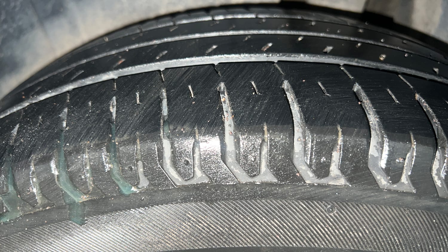 Used 2022 Maruti Suzuki XL6 Zeta AT Petrol Petrol Automatic tyres LEFT REAR TYRE TREAD VIEW
