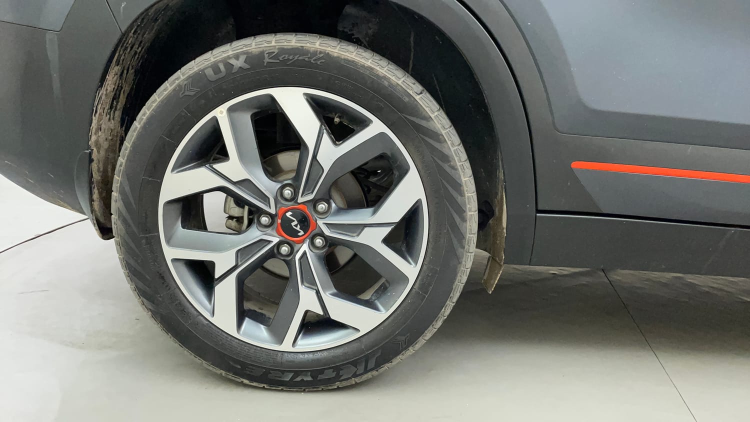 Used 2022 Kia Seltos X Line 1.4 DCT Petrol Automatic tyres RIGHT REAR TYRE RIM VIEW