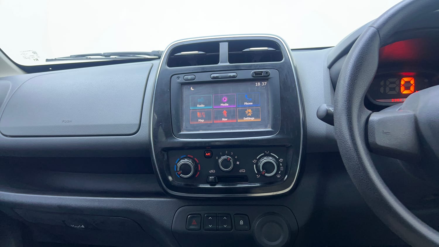 Used 2018 Renault Kwid 1.0 RXT Petrol Manual interior MUSIC SYSTEM & AC CONTROL VIEW