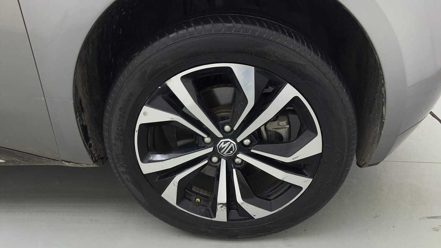 Used 2025 MG Motors Windsor EV Essence Pro Electric Automatic tyres RIGHT FRONT TYRE RIM VIEW