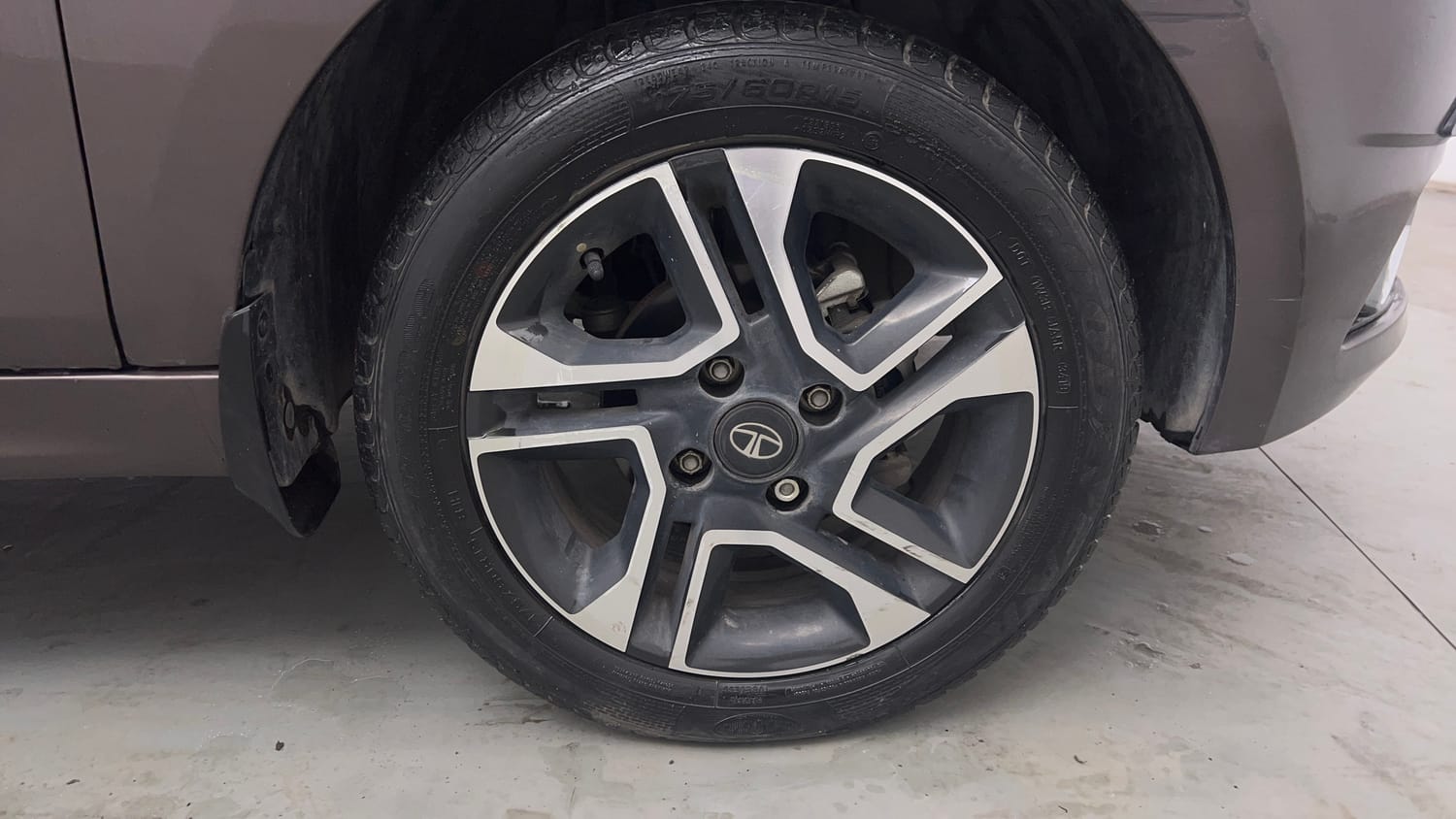 Used 2019 Tata Tiago Revotron XZ Plus Petrol Manual tyres RIGHT FRONT TYRE RIM VIEW