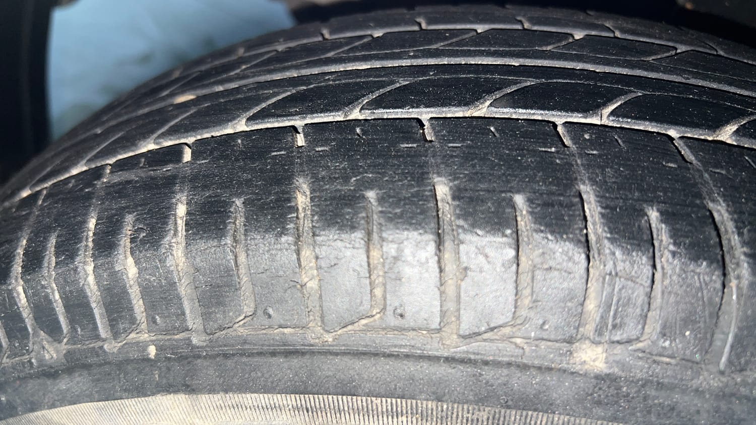 Used 2013 Hyundai i10 Era 1.1 iRDE2 Petrol Manual tyres LEFT FRONT TYRE TREAD VIEW