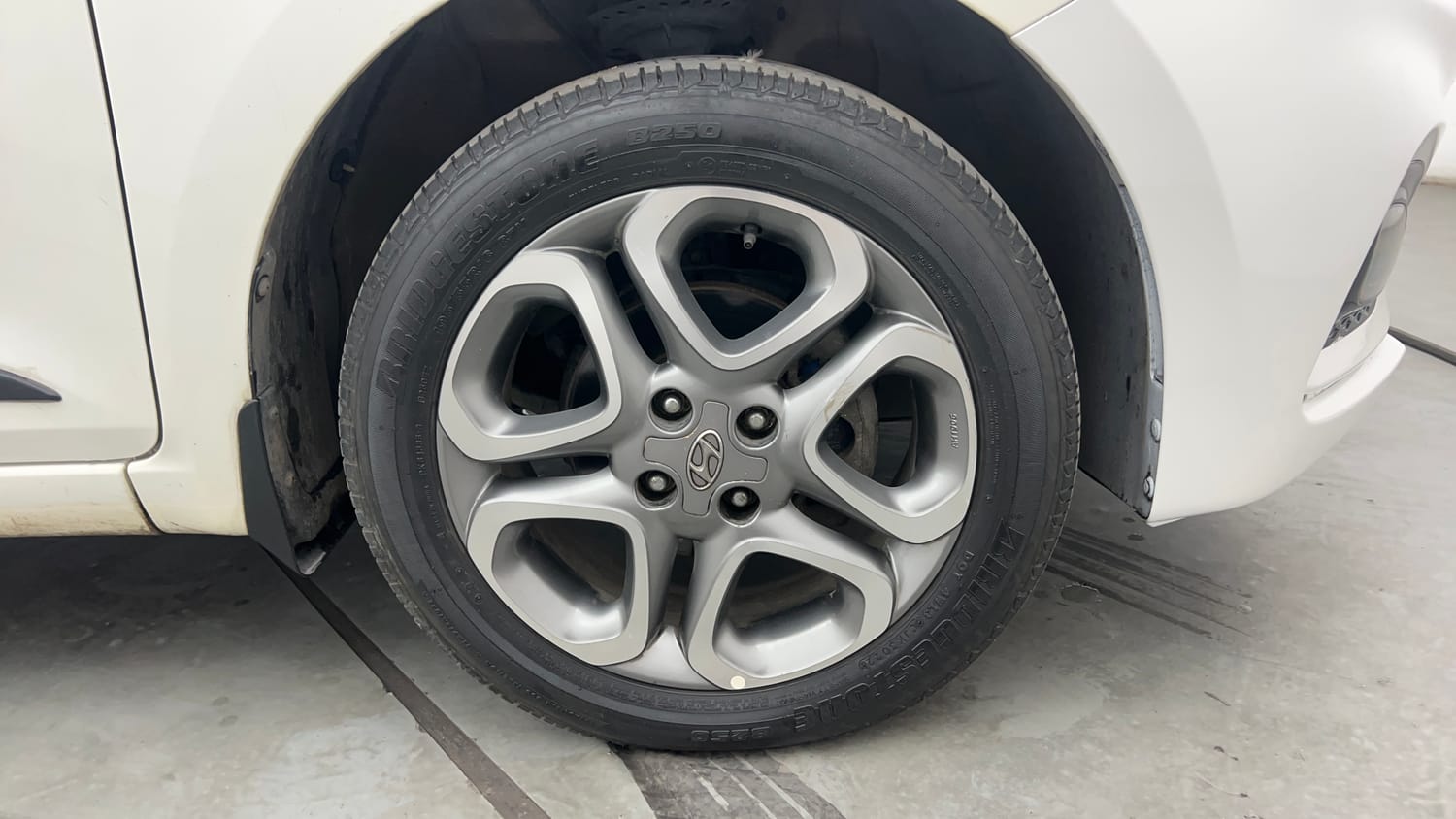 Used 2018 Hyundai Elite i20 Asta 1.2 (O) Petrol Manual tyres RIGHT FRONT TYRE RIM VIEW