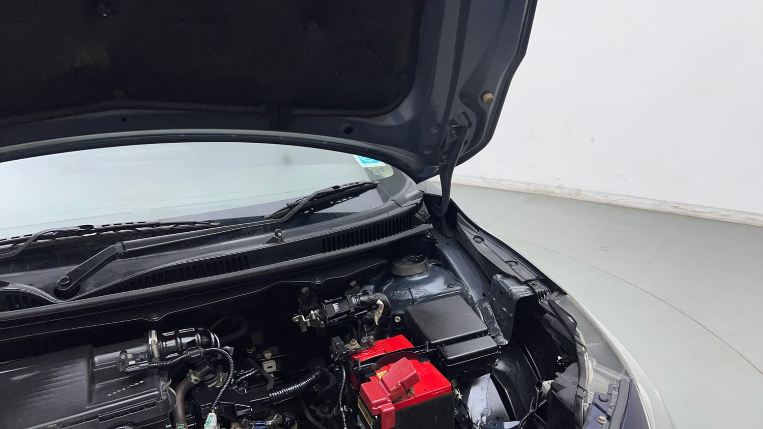 Used 2022 Maruti Suzuki Baleno Zeta MT Petrol Manual engine ENGINE LEFT SIDE HINGE & APRON VIEW