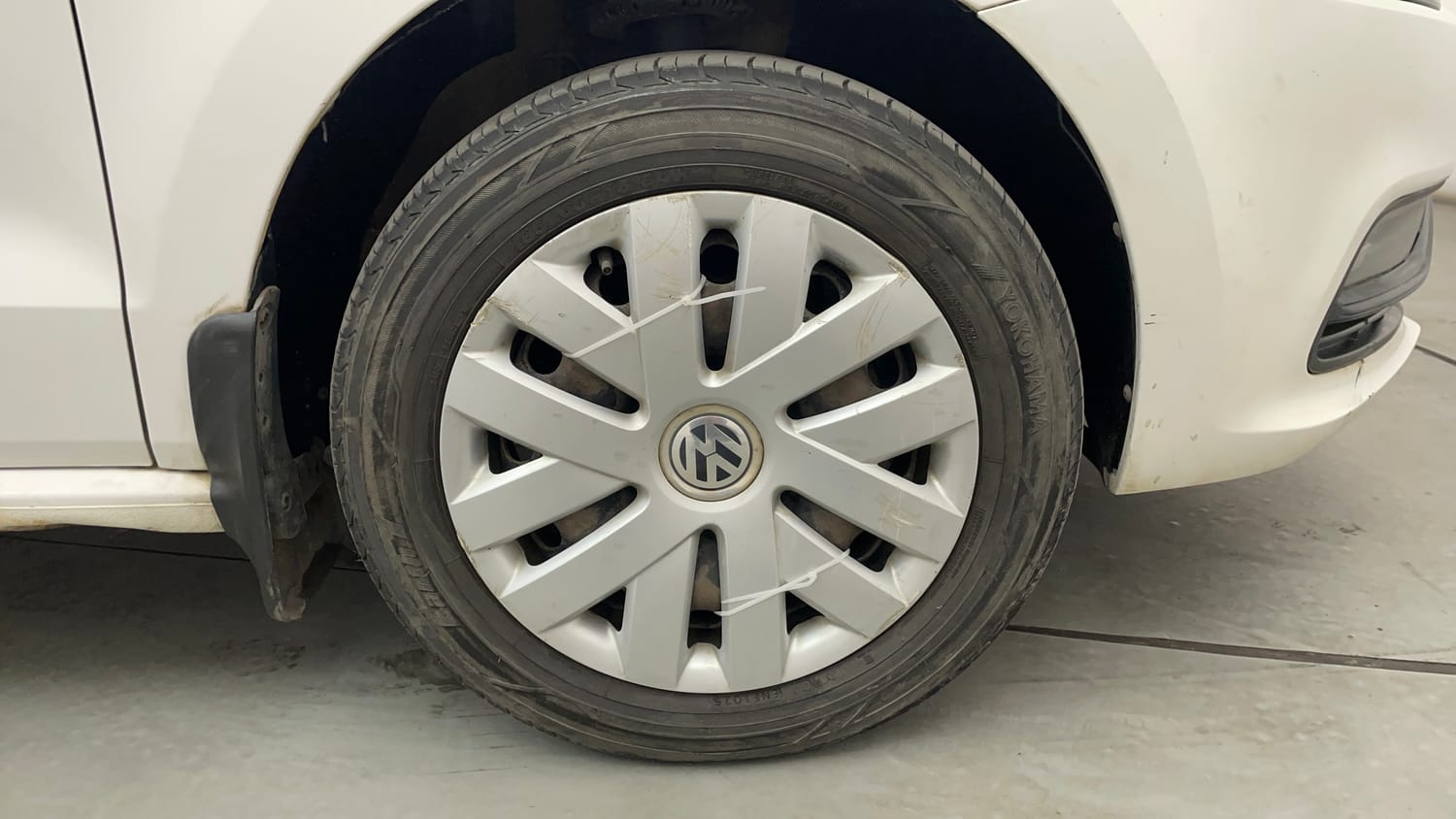 Used 2015 Volkswagen Polo Comfortline 1.2L (P) Petrol Manual tyres RIGHT FRONT TYRE RIM VIEW