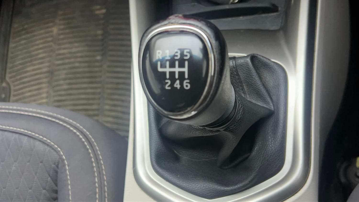 Used 2022 Mahindra XUV 300 W8 1.5 Diesel Diesel Manual interior GEAR  KNOB VIEW