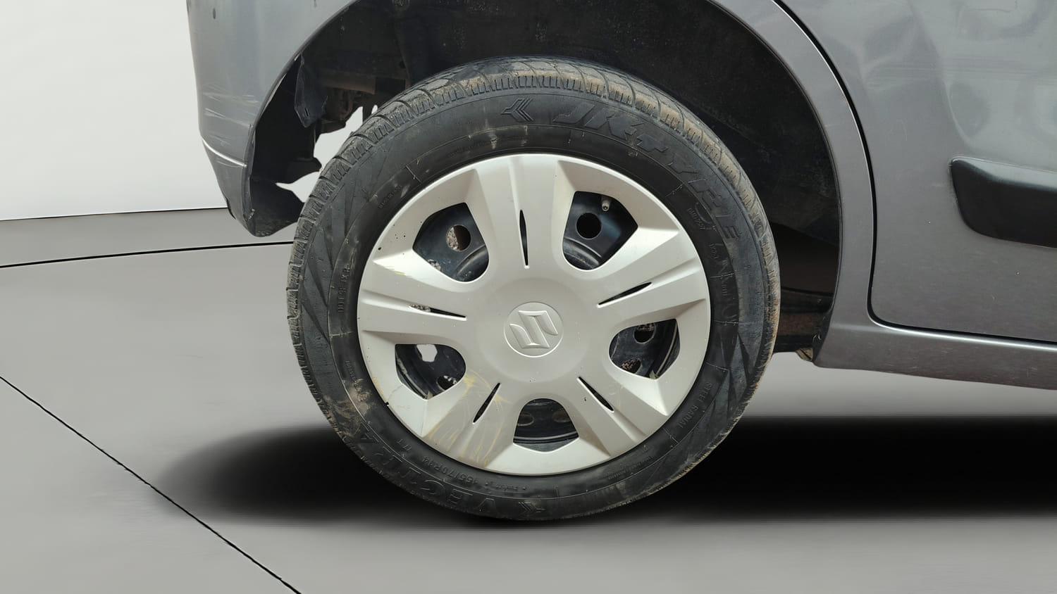 Used 2017 Maruti Suzuki Wagon R 1.0 VXI AMT Petrol Automatic tyres RIGHT REAR TYRE RIM VIEW