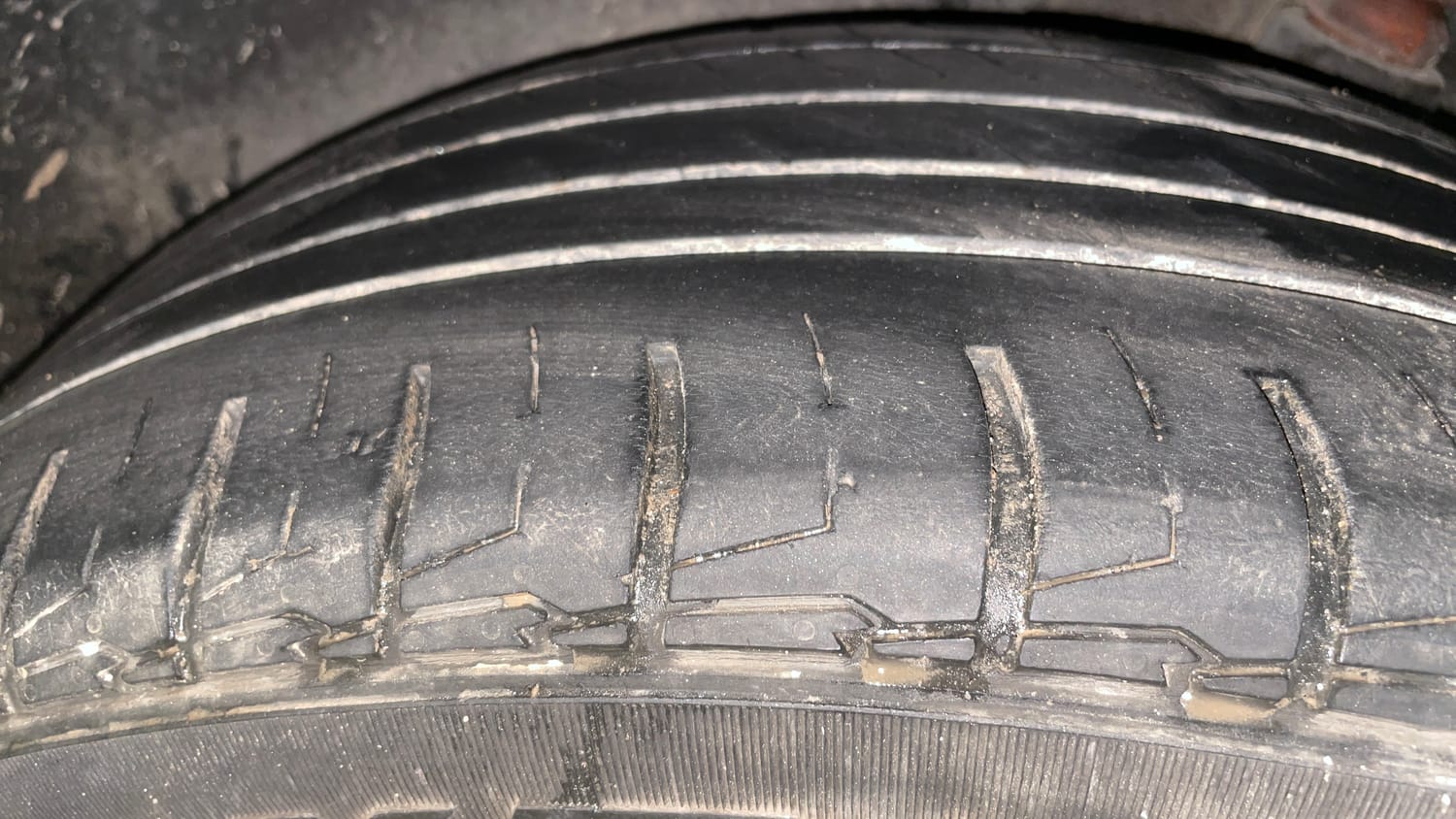 Used 2022 Kia Seltos X Line 1.4 DCT Petrol Automatic tyres LEFT REAR TYRE TREAD VIEW