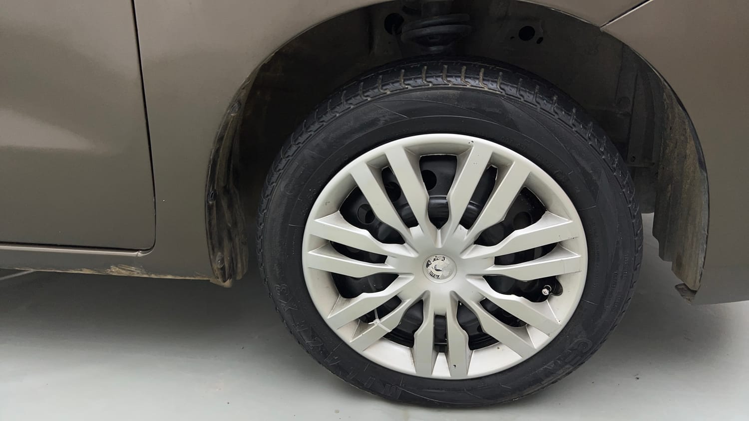 Used 2013 Maruti Suzuki Wagon R VXI Petrol Manual tyres RIGHT FRONT TYRE RIM VIEW