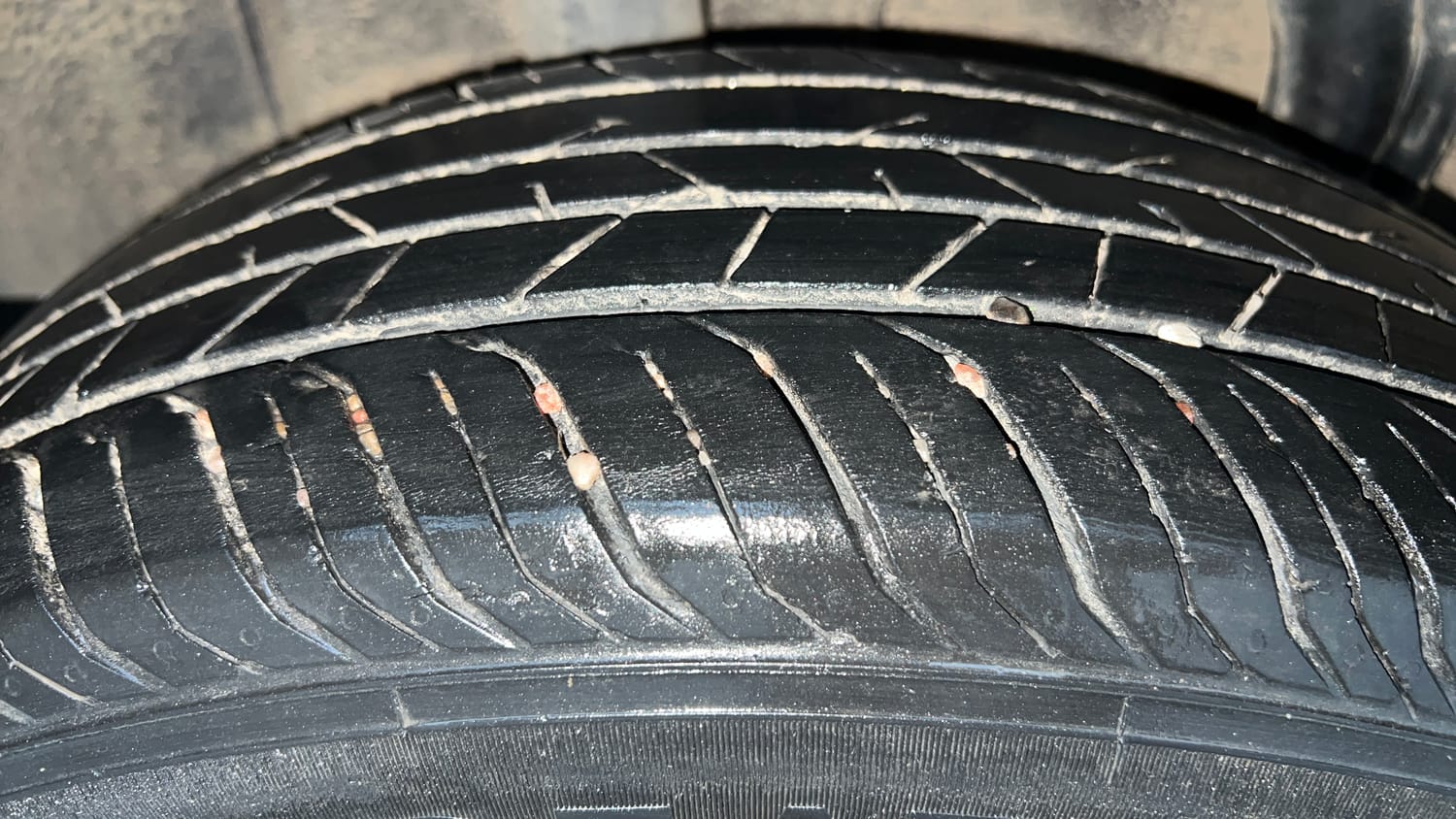 Used 2022 Nissan Magnite XV Premium Turbo CVT Petrol Automatic tyres RIGHT REAR TYRE TREAD VIEW