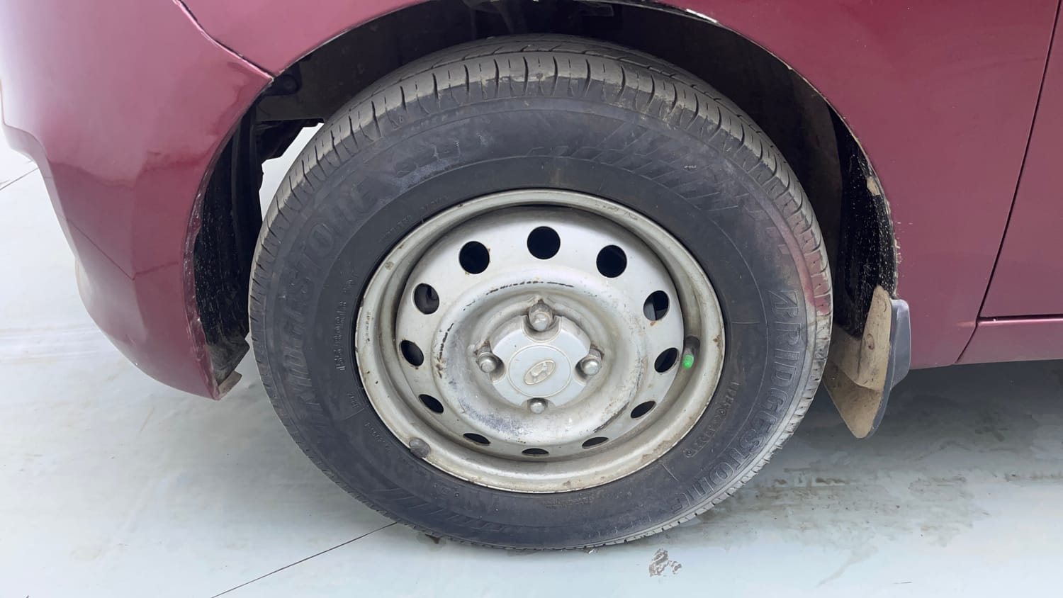 Used 2014 Hyundai i10 Magna 1.1 iRDE2 Petrol Manual tyres LEFT FRONT TYRE RIM VIEW