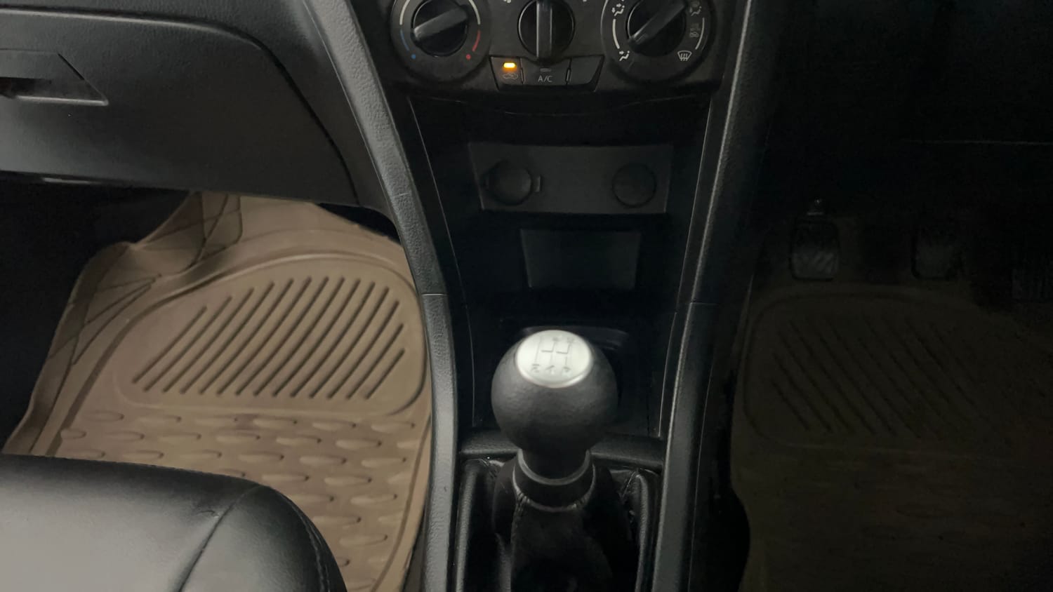 Used 2013 Maruti Suzuki Swift VXi Petrol Manual interior GEAR  KNOB VIEW