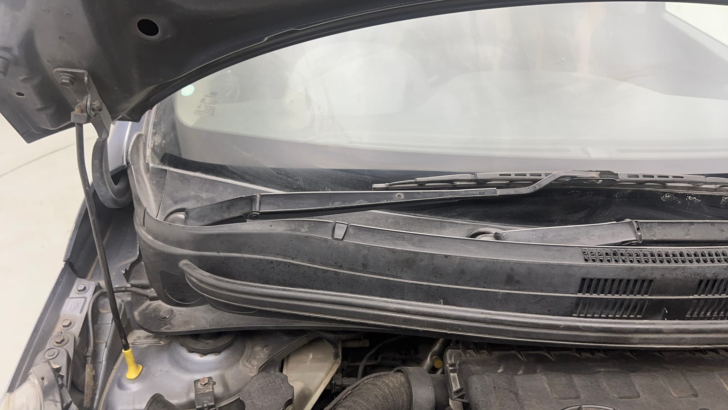 Used 2014 Hyundai Xcent S 1.2 Petrol Manual engine ENGINE RIGHT SIDE HINGE & APRON VIEW