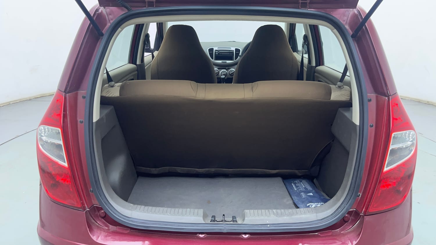 Used 2014 Hyundai i10 Magna 1.1 iRDE2 Petrol Manual interior DICKY INSIDE VIEW