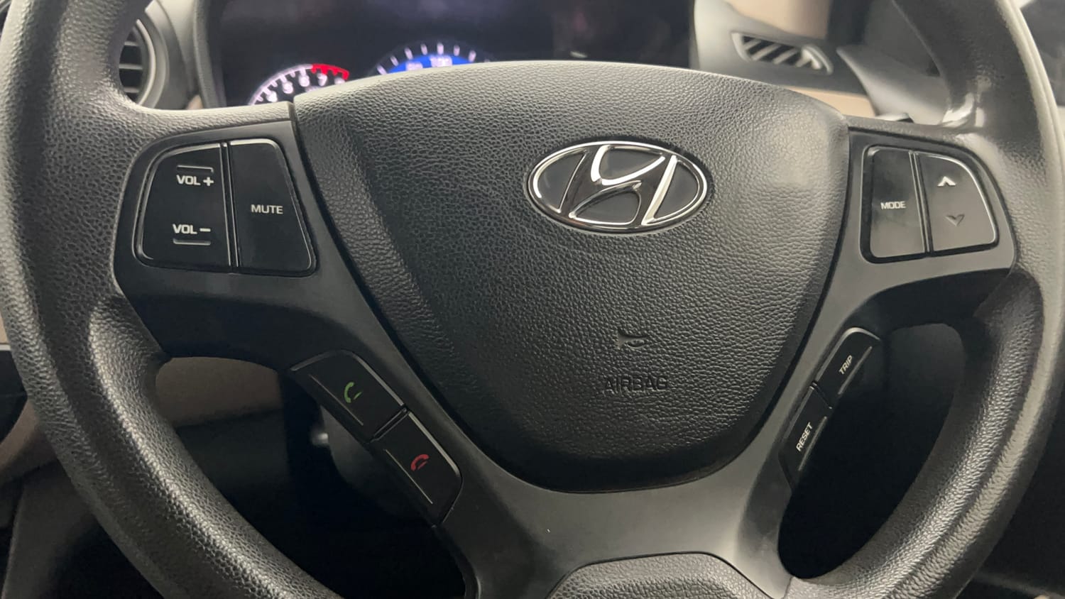 Used 2016 Hyundai Xcent SX 1.2 Petrol Manual top_features Steering mounted controls