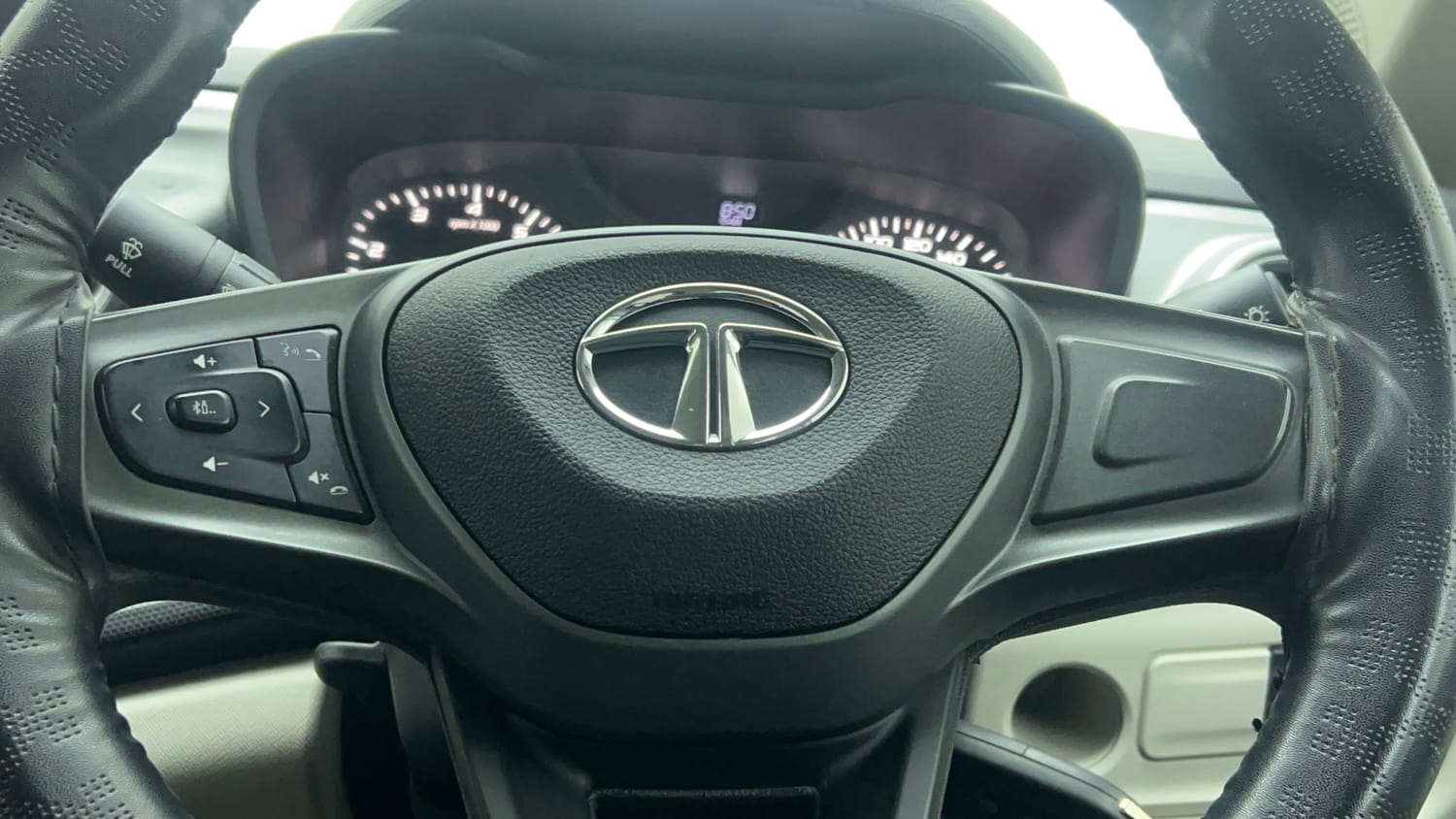 Used 2023 Tata Altroz XM Petrol Petrol Manual top_features Steering mounted controls
