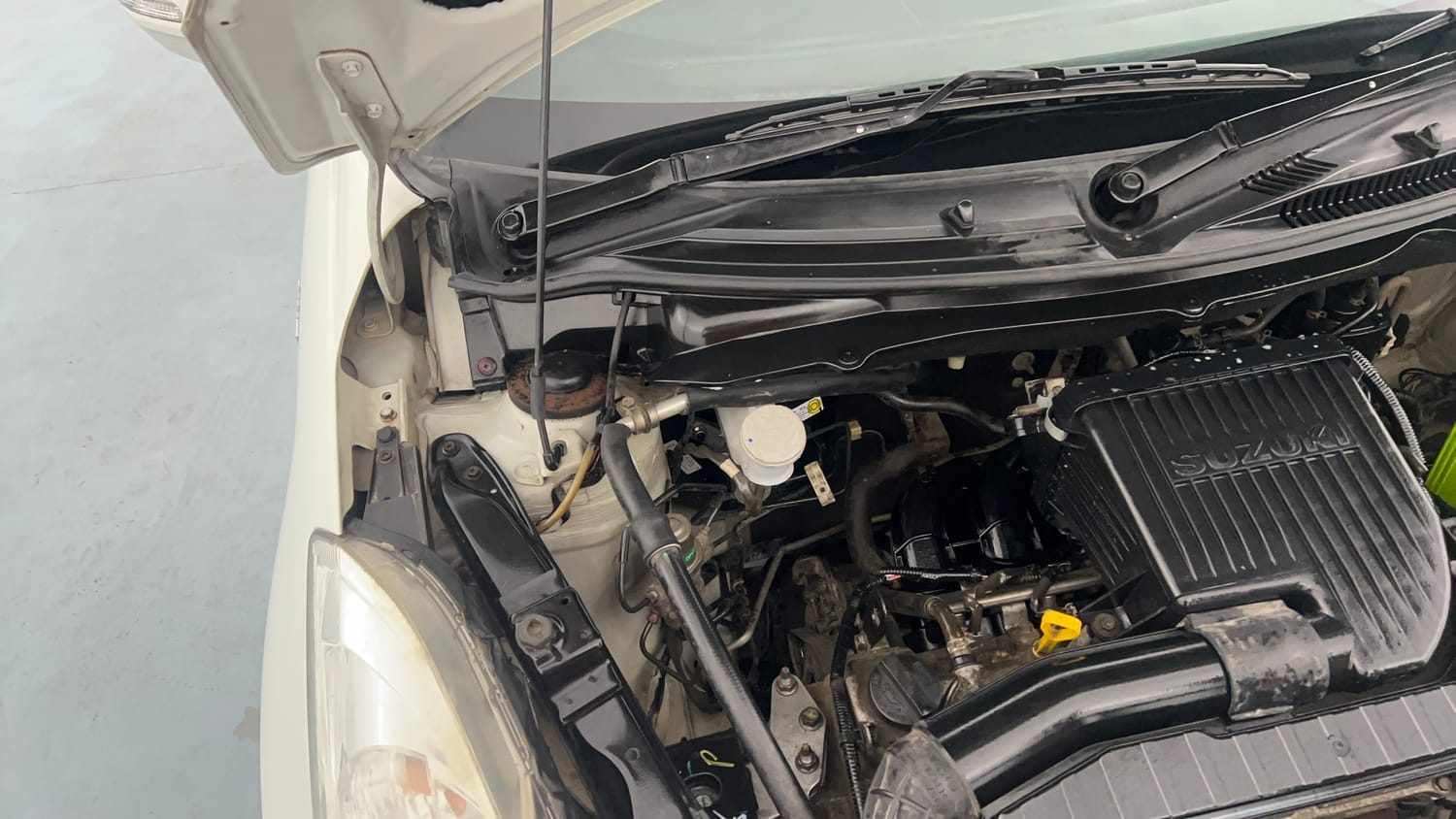 Used 2013 Maruti Suzuki Swift VXi Petrol Manual engine ENGINE RIGHT SIDE HINGE & APRON VIEW