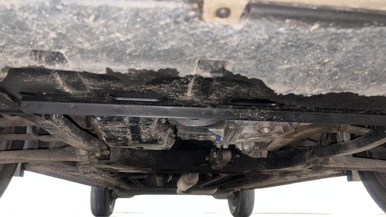 Used 2022 Renault Kiger RXZ 1.0 Turbo MT Petrol Manual extra FRONT LEFT UNDERBODY VIEW