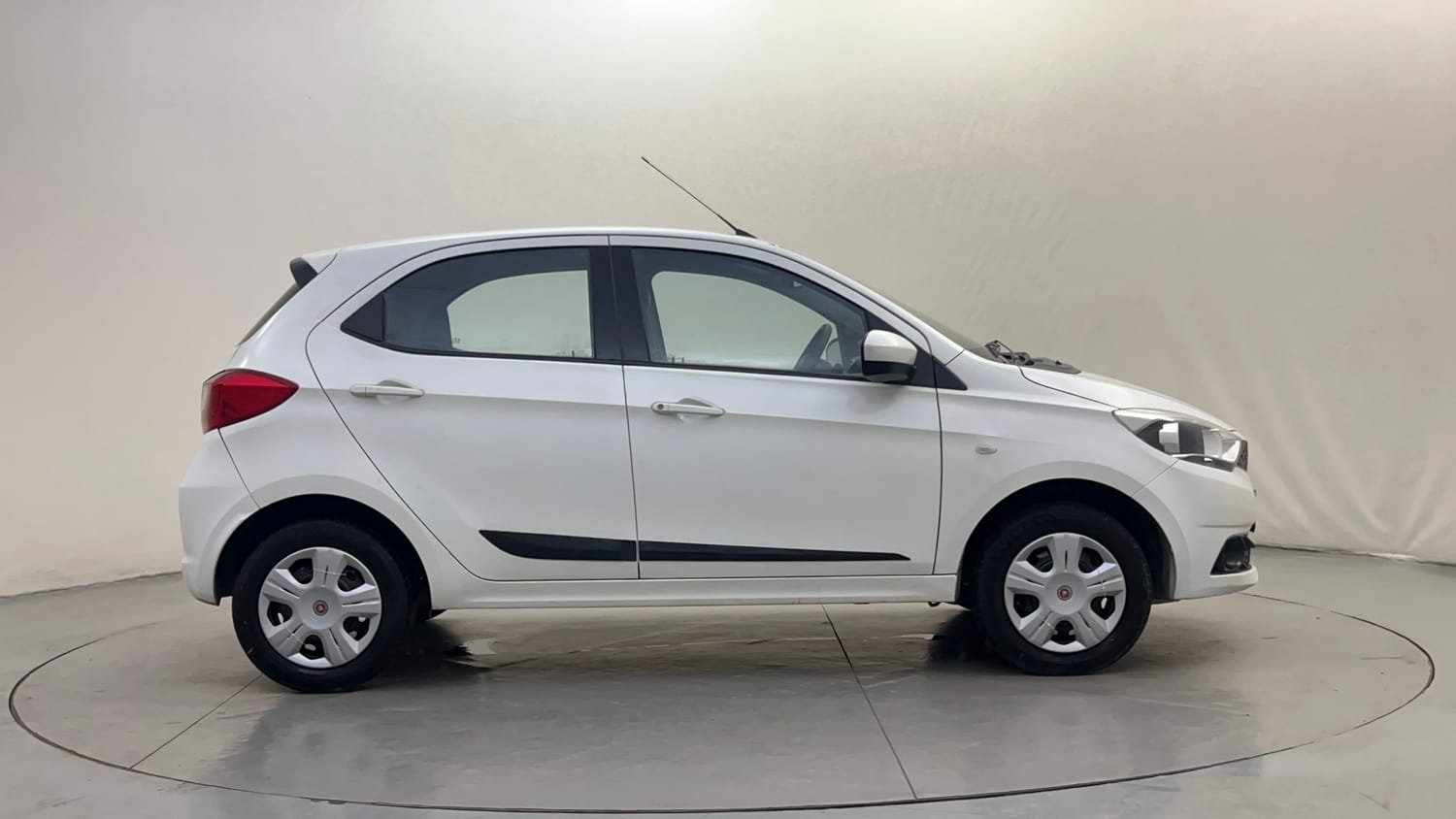 Used 2016 Tata Tiago Revotron XT Petrol Manual exterior RIGHT SIDE VIEW
