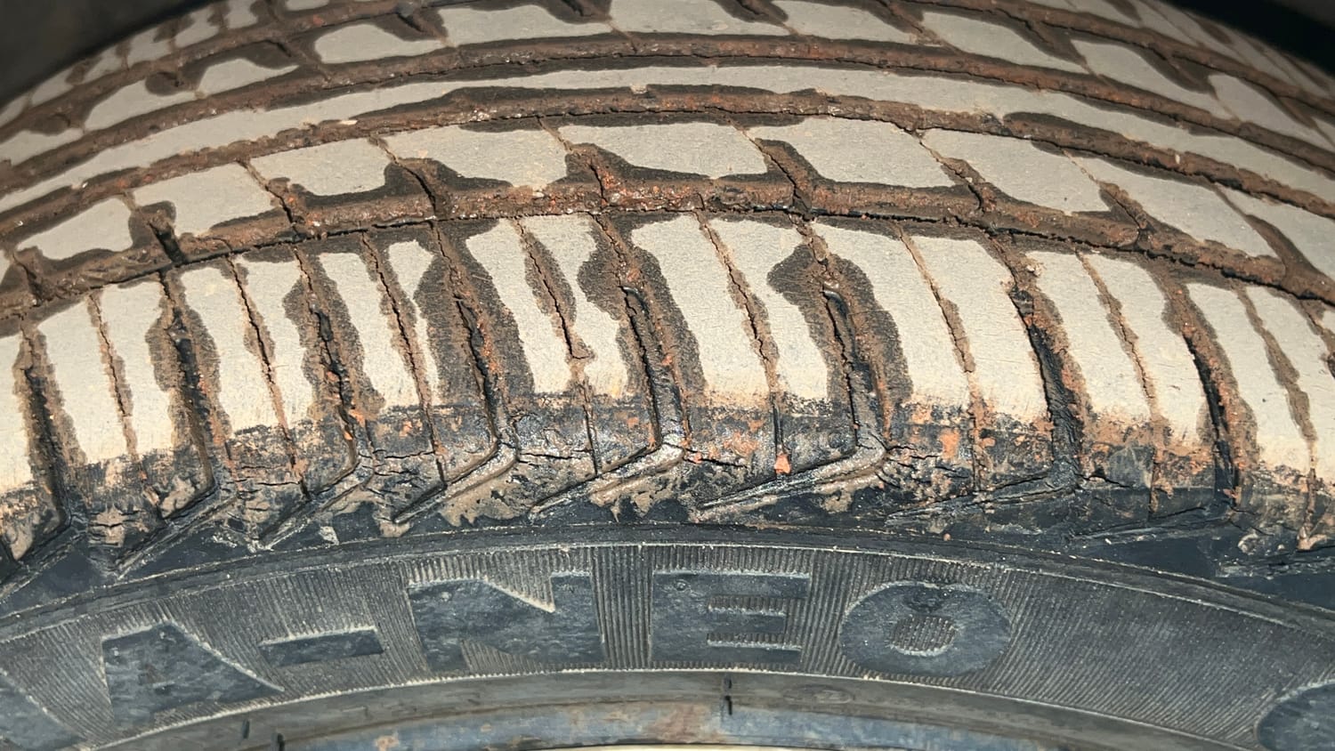 Used 2013 Maruti Suzuki Wagon R VXI Petrol Manual tyres RIGHT FRONT TYRE TREAD VIEW
